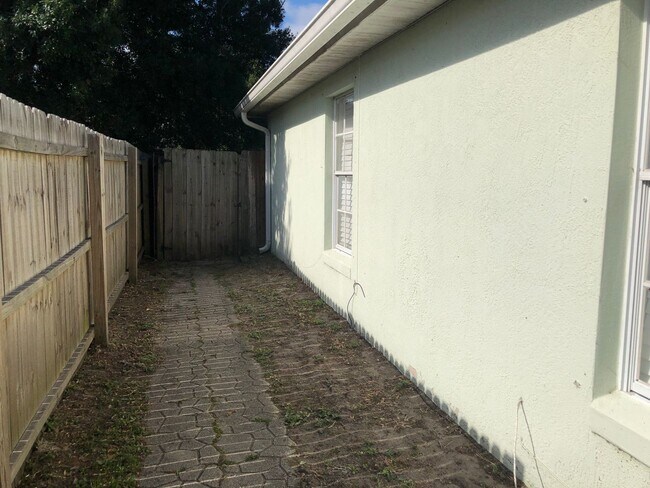 Foto del edificio - Welcome Home! New flooring & fresh interio...