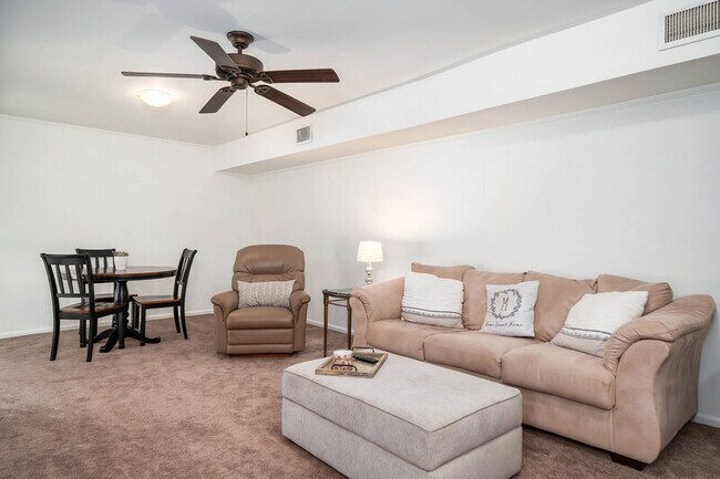 Foto del edificio - 404 A Hanes Blvd