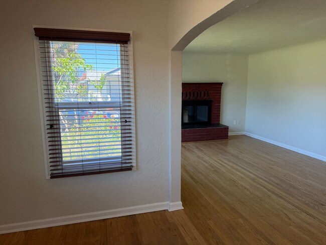 Foto del edificio - Large updated 2 bedroom 1 bathroom house in Springfield!