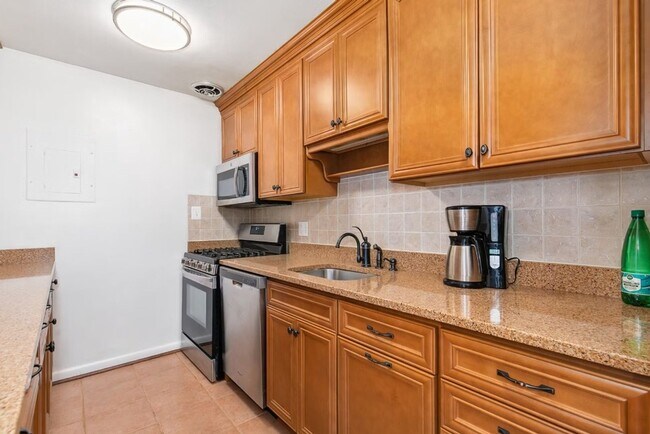 Foto del edificio - Charming 2BR Condo in Rockville *Utilities...