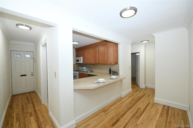 Foto del edificio - 590 Bedford Rd