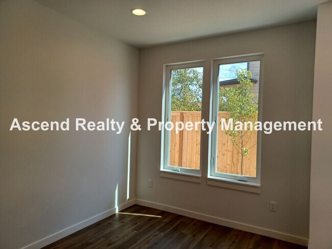 Foto del edificio - Newer 2 Level Townhome with Patio in Alberta Available August 10 Garbage Included Small Pets OK
