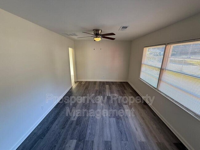 Foto del edificio - 828 Pamela Dr