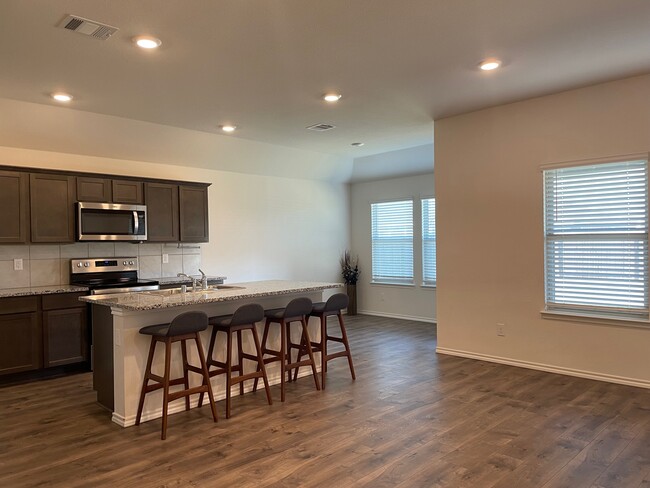 spacious living room and adjoining kitchen - 507 Farmhouse Ln