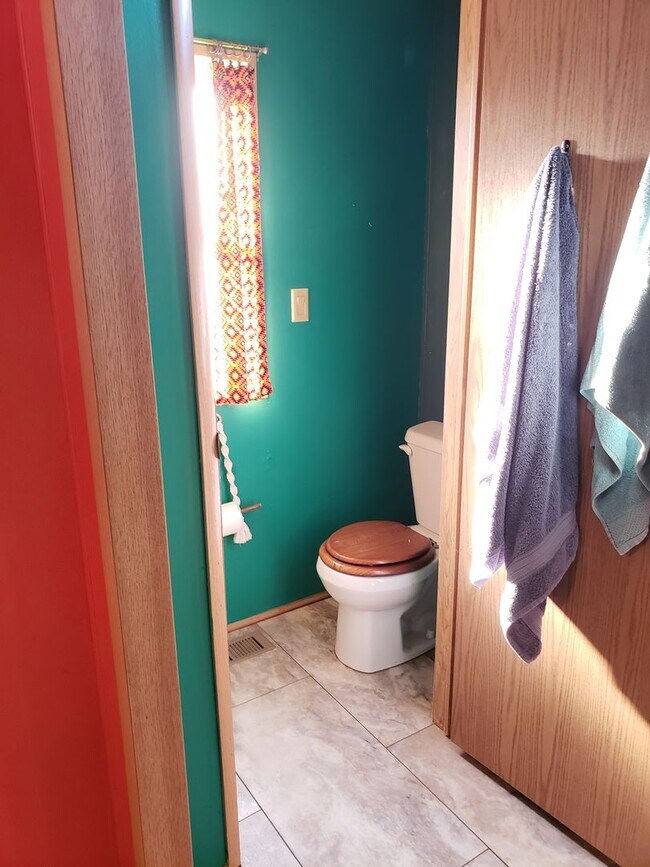 Building Photo - 2 Bed & 2 Bath Approx. 900 sqft with .9 Acers