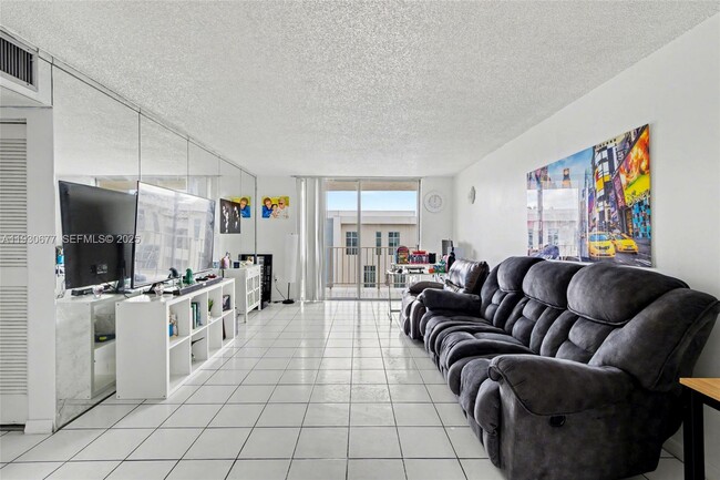 Foto del edificio - 4675 W 18th Ct