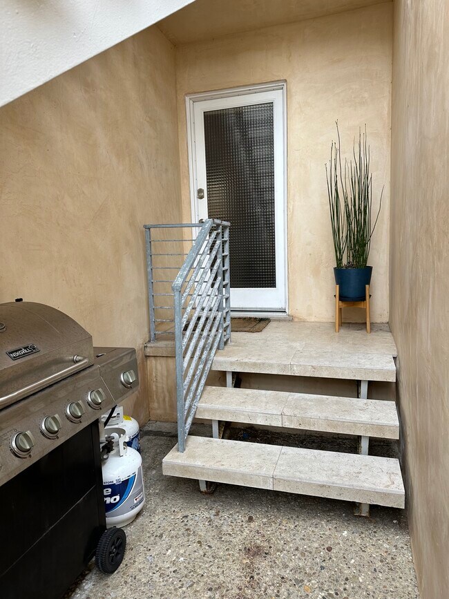 Private entrance - 231 43rd St