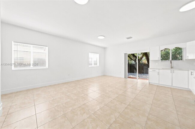 Building Photo - 145 NE 60th St