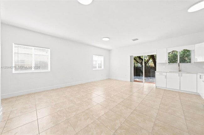Foto del edificio - 145 NE 60th St