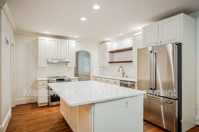 Building Photo - 2314 Lake Dr