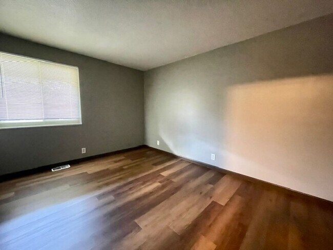 Building Photo - Great 2 Bedroom Available!