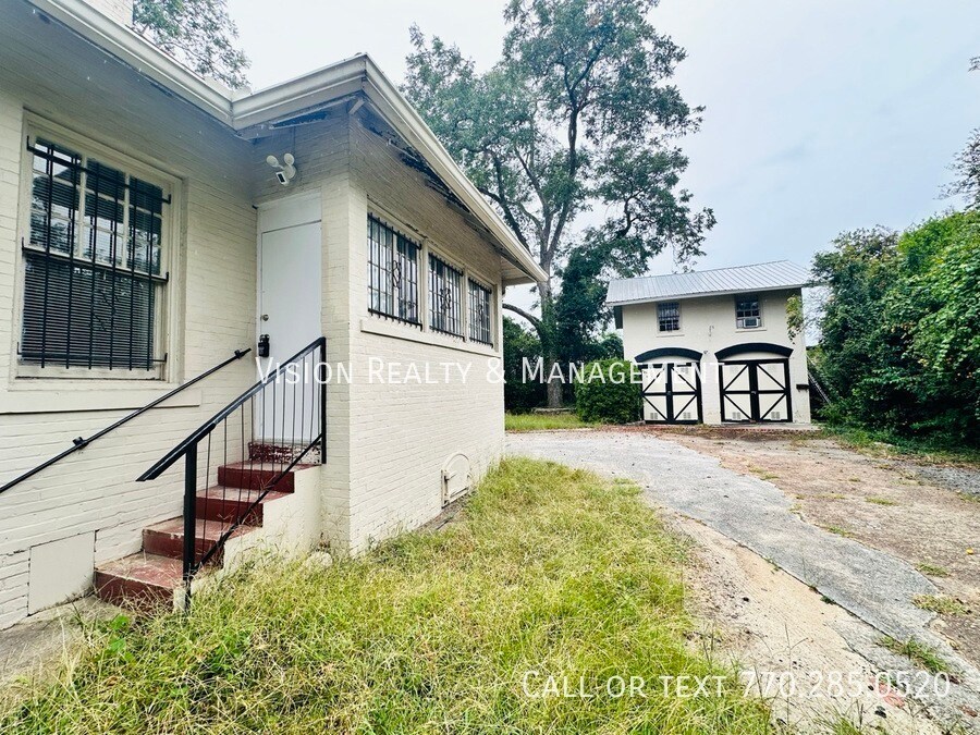 Primary Photo - 2BD/1BA TRIPLEX Unit B! Move in Ready