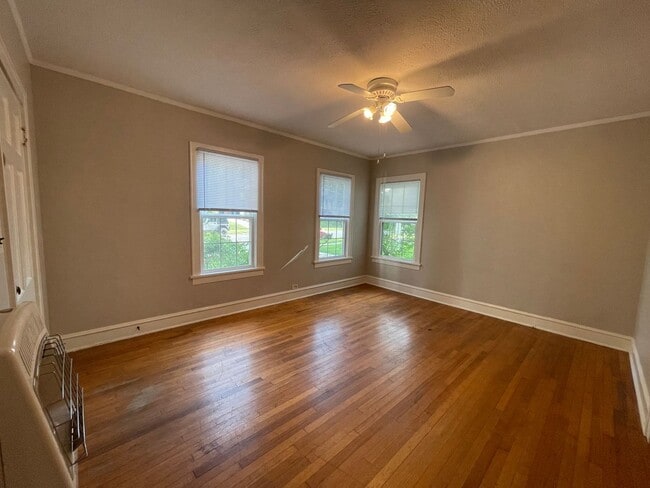 Building Photo - Charming Down Stairs Apartment In South Hi...