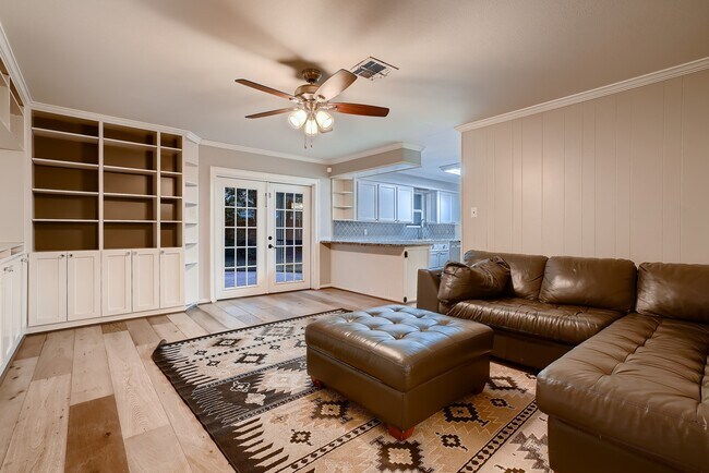 Foto del edificio - 5019 Oak Forest Dr