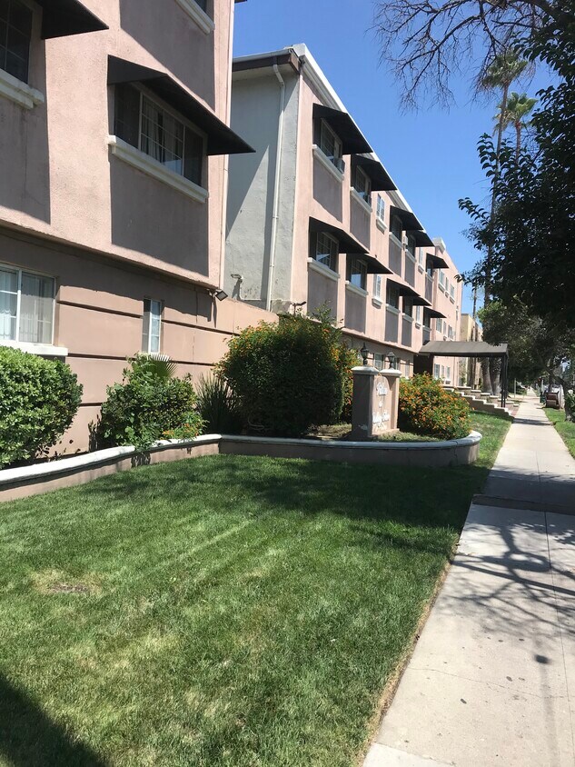 Building View - 13129 Oxnard St