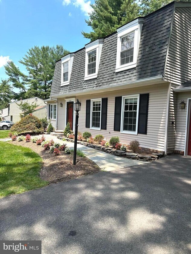 Primary Photo - 2404 Rosedown Dr