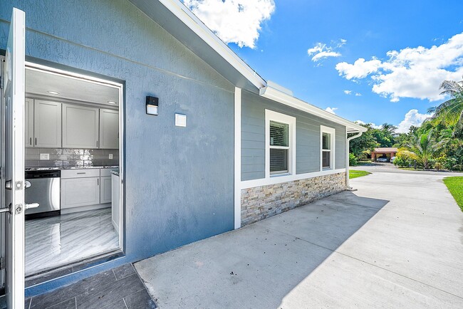 Building Photo - 611 Davis Rd
