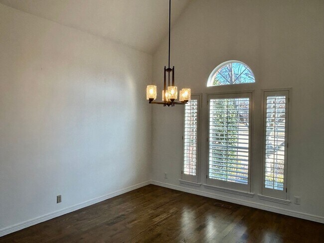 Foto del edificio - Stunning 4 bedroom, 3 bath home with a pool in beautiful Cedar Ridge!