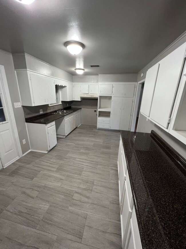 Building Photo - Ready to go! Fully remodeled 3 bedroom, 1....