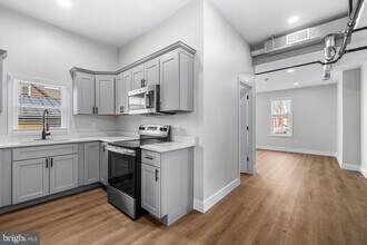 Building Photo - 320 W King St