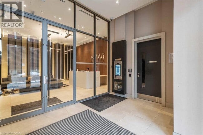 Building Photo - 212 King William St