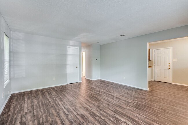 Building Photo - Classic 3 Bedroom Single-Story in Ft. Worth