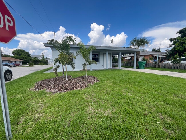 Building Photo - 957 Lewis Dr