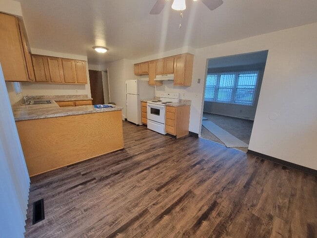 Building Photo - 618-18.5 Sunflower Dr