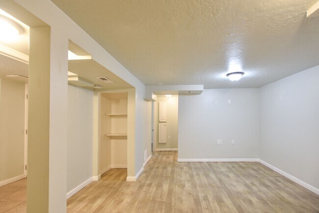 Building Photo - 270 E 400 N