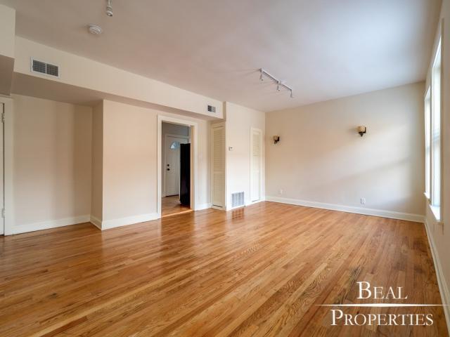 Building Photo - 2 bedroom in CHICAGO IL 60613