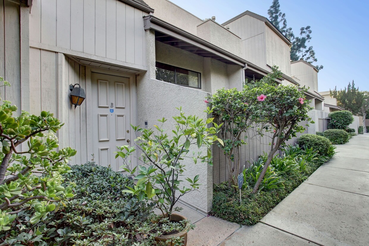 Primary Photo - 15165 Magnolia Blvd