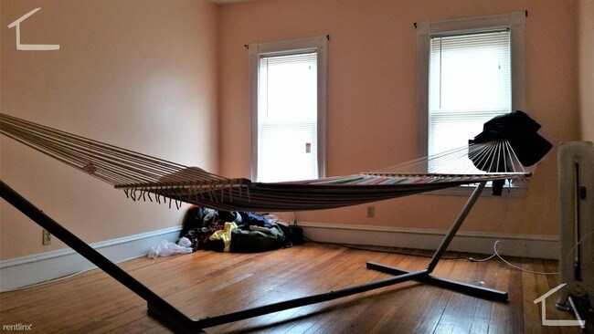 Foto del edificio - 3 br, 1 bath Apartment - 70 Quint Ave # 4