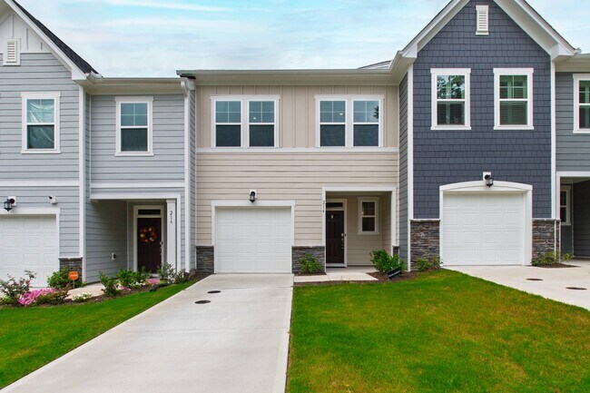 Building Photo - Bright & Beautiful! Modern 3-Bedroom Townh...