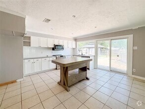Building Photo - 425 Solitude Dr