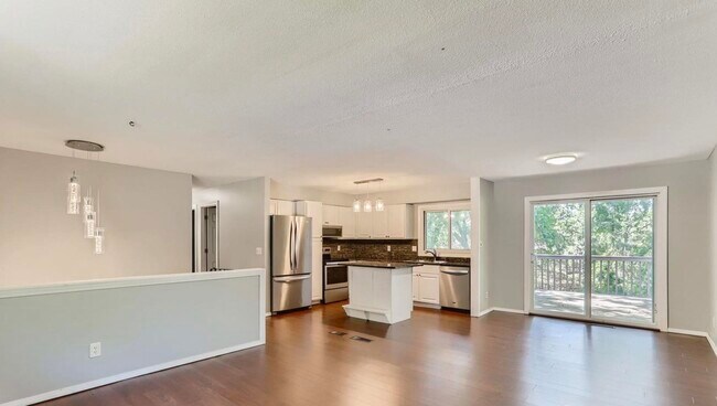 Building Photo - Immediate Move In.