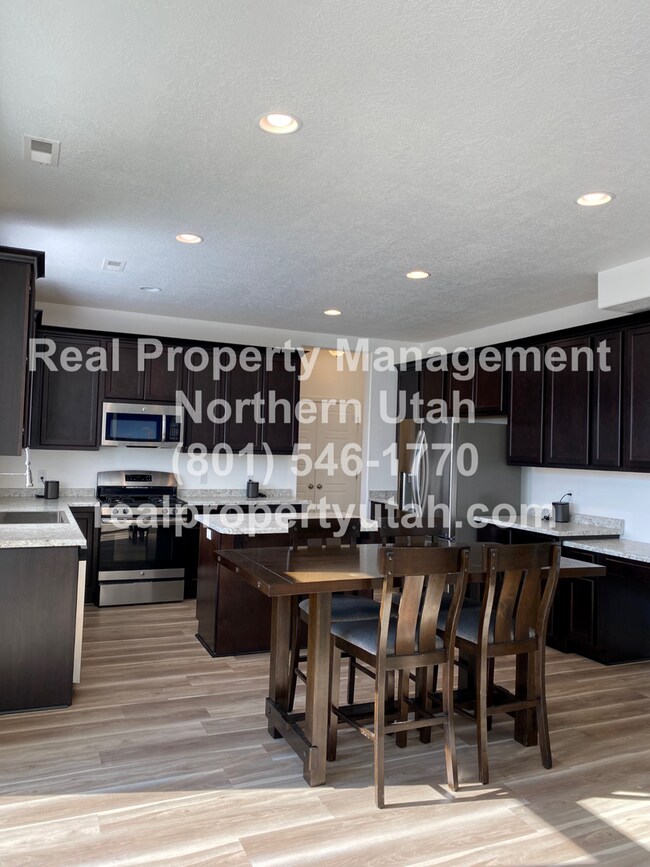 Building Photo - Gorgeous 3 Bedroom 2.5 Bathroom Syracuse H...