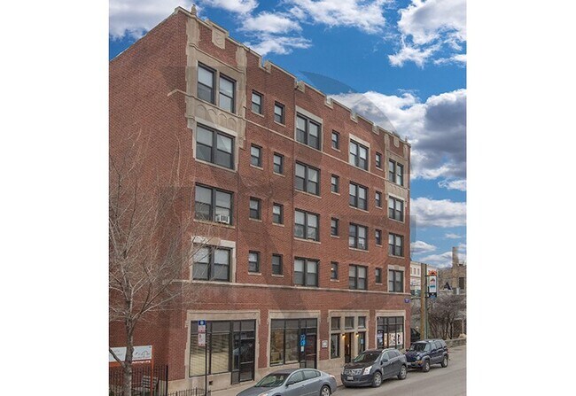 Building Photo - 739 W Belmont