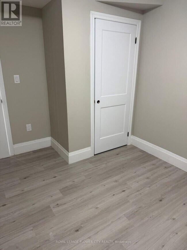 Building Photo - 406 Sophia Cres