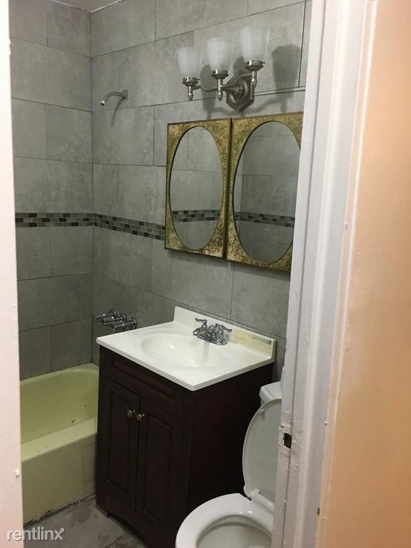 Building Photo - 3 br, 1 bath Apartment - 1320 Metcalf Ave
