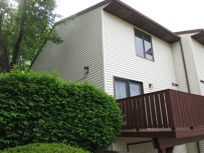 Foto del edificio - 2-bedroom, 1.5-bath, tri-level condo on Io...