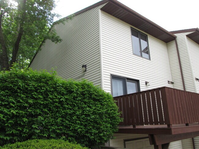 Foto del edificio - 2-bedroom, 1.5-bath, tri-level condo on Iowa City's west side!