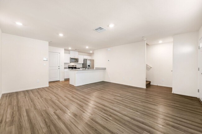 Foto del edificio - Modern West Henderson Townhome with Sleek Upgrades & Smart Home Features!
