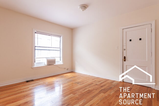 Building Photo - 820 W Waveland Ave