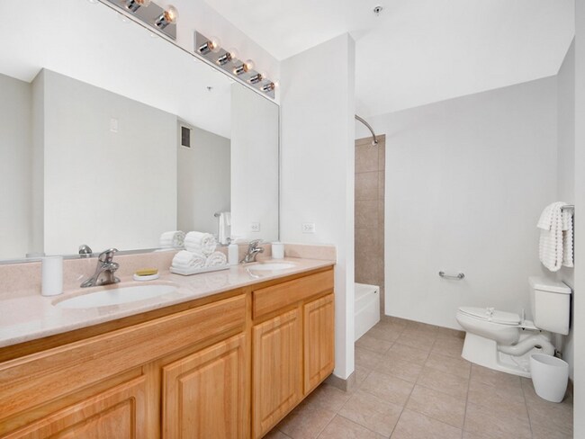 Building Photo - 305 N Des Plaines St