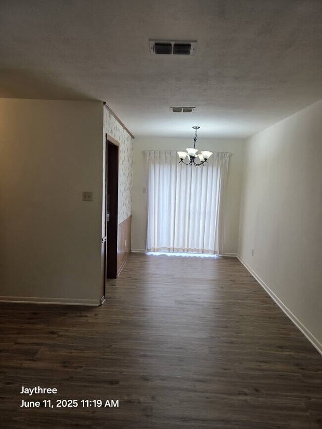 Dining Area - 905 N 24th St