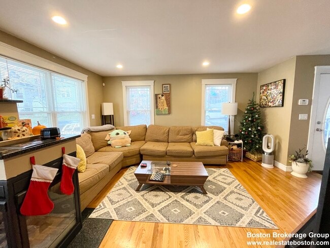 Building Photo - 23 Iroquois St