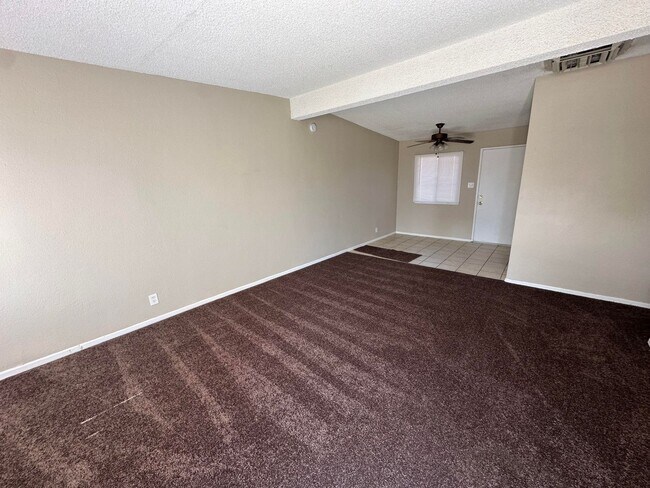 Building Photo - 453 Oasis Dr