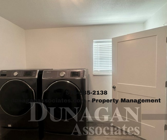 Building Photo - Fully Furnished 3 Bed 2 Bath