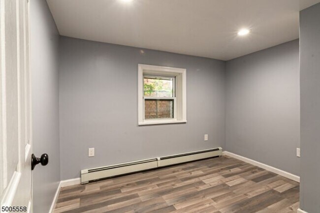 Building Photo - 166 Lincoln Pl