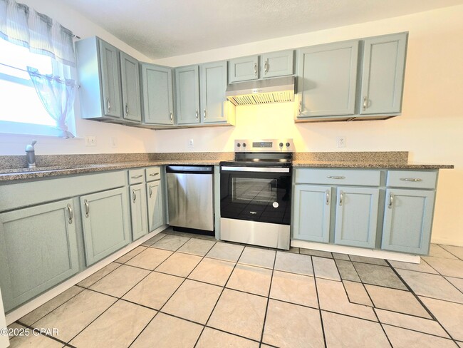 Building Photo - 636 W Caladium Cir